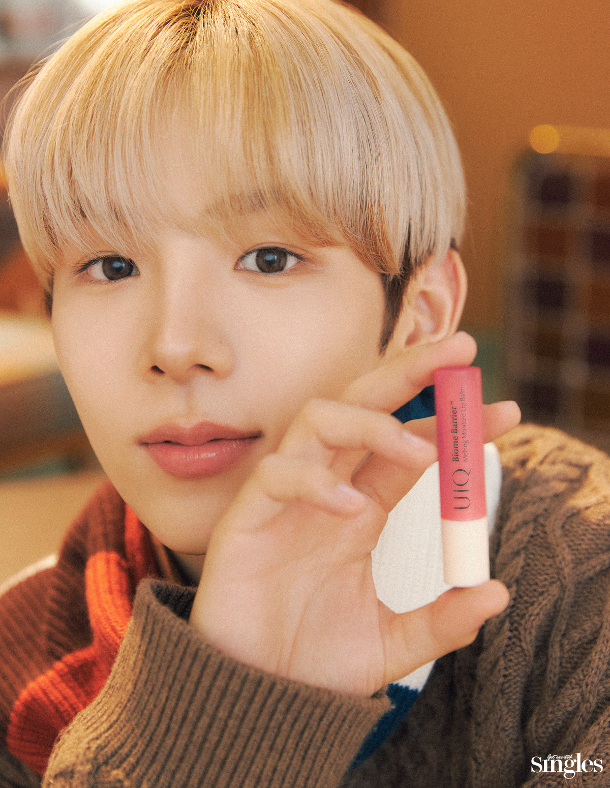 유이크 바이옴 베리어 멜팅 모이스처 립밤을 든 라이즈 쇼타로의 싱글즈 화보